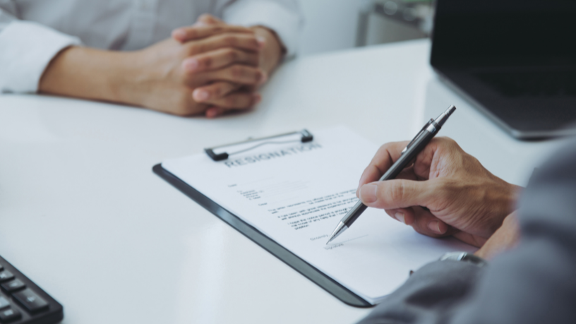 Demissão por justa causa: entenda com Carlos Alberto Arges Júnior quando a CLT permite essa medida.