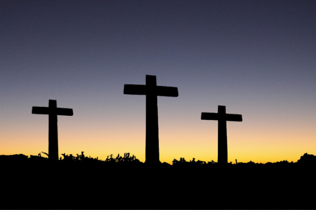 Jose Eduardo De Oliveira e Silva aprofunda o sentido da fé na espiritualidade da cruz.