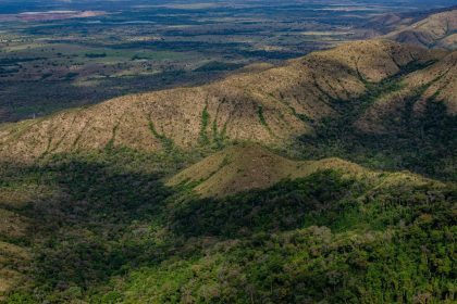 Vista aérea das áreas verdes e das colinas de Chapada dos Guimarães, em Mato Grosso