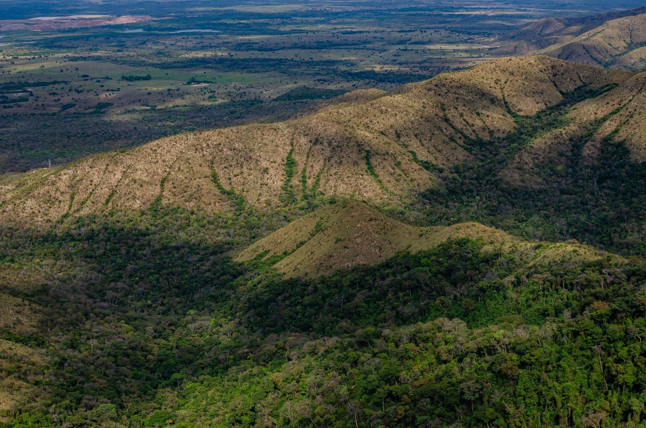 Vista aérea das áreas verdes e das colinas de Chapada dos Guimarães, em Mato Grosso