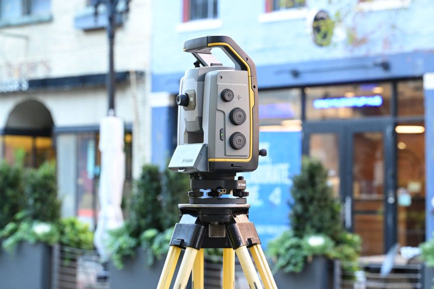 Equipamento de levantamento topográfico instalado em uma rua urbana para mapeamento e planejamento territorial